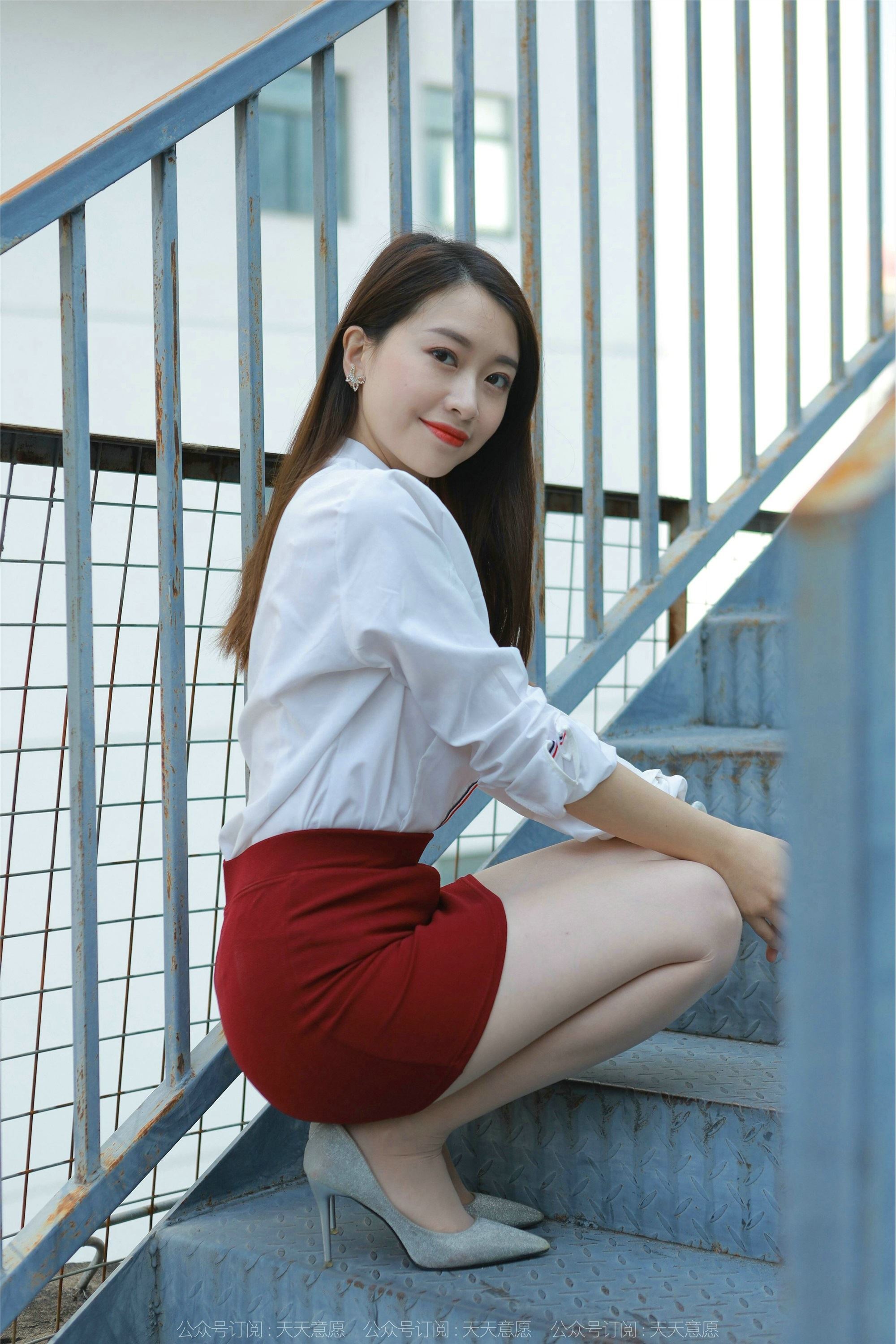 IESS异思趣向  2022.02.17 丝享家1006：小婕《性感红色包臀裙》